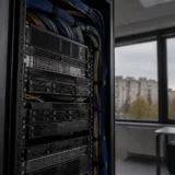 Servere dintr-un centru de date care procesează tranzacții digitale complexe