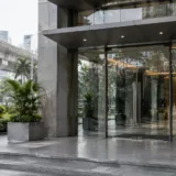 Intrarea clădirii de birouri din Bangkok