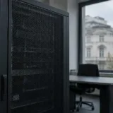 Rack de servere într-un birou