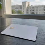 Un card bancar fără însemne așezat pe o suprafață de lemn