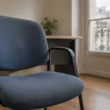 Scaun gol într-un birou de unde se gestionează datoriile personale