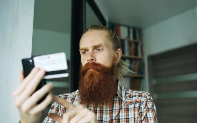 Bărbat solicitând credite la distanță