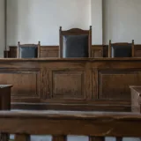 O sală de judecată unde a fost analizat cazul instituției financiare
