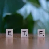 Litere formând acronimul pentru ETF-uri