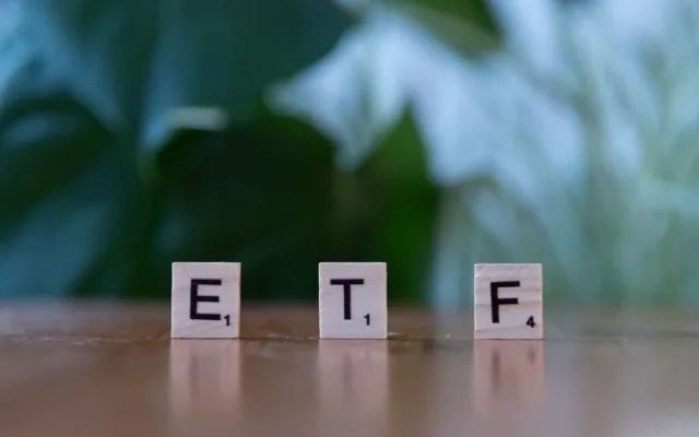 Litere formând acronimul pentru ETF-uri