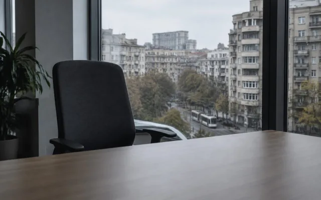 Birou cu vedere spre orașul Bucharest