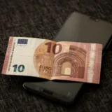 Bancnotă de euro peste telefon