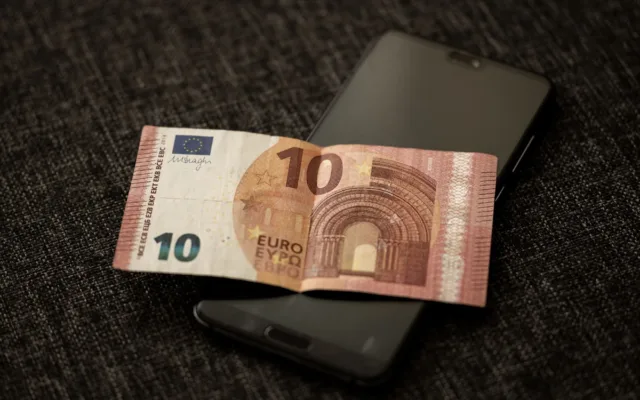 Bancnotă de euro peste telefon