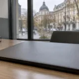 Laptop pe un birou