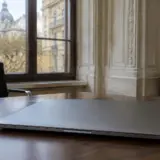 Laptop pe birou în București
