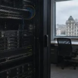 Servere într-un rack de date