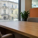 Un spațiu de lucru modern folosit pentru discuții și consultanță financiară