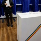 Urnă de vot și alegător