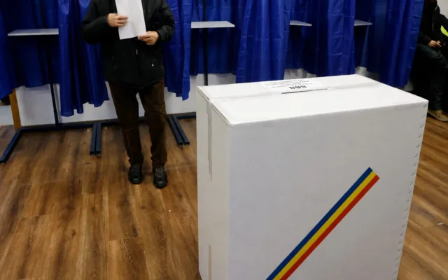 Urnă de vot și alegător