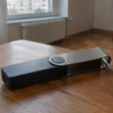 Un portofel hardware pentru criptomonede așezat pe o masă de lemn