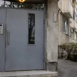 Intrarea unui bloc de locuințe