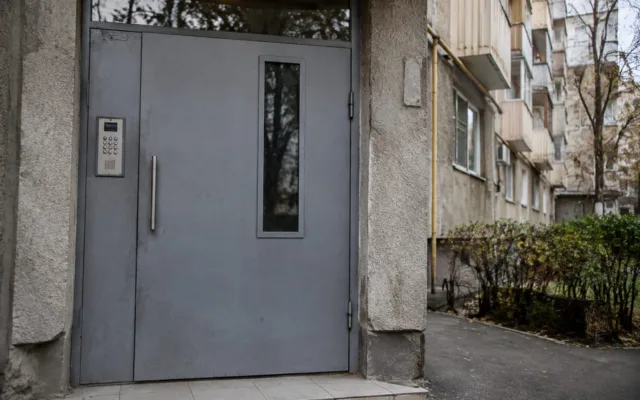 Intrarea unui bloc de locuințe