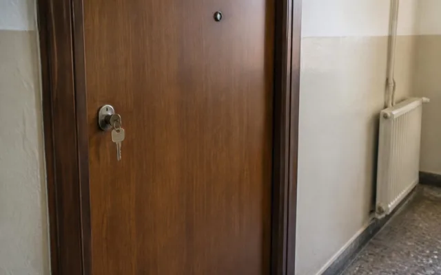 Ușă de apartament cu cheie în broască