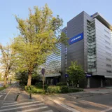 Sediu Vista Bank situat lângă o zonă verde și pietonală