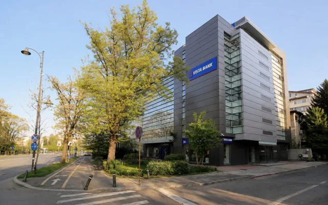 Sediu Vista Bank situat lângă o zonă verde și pietonală
